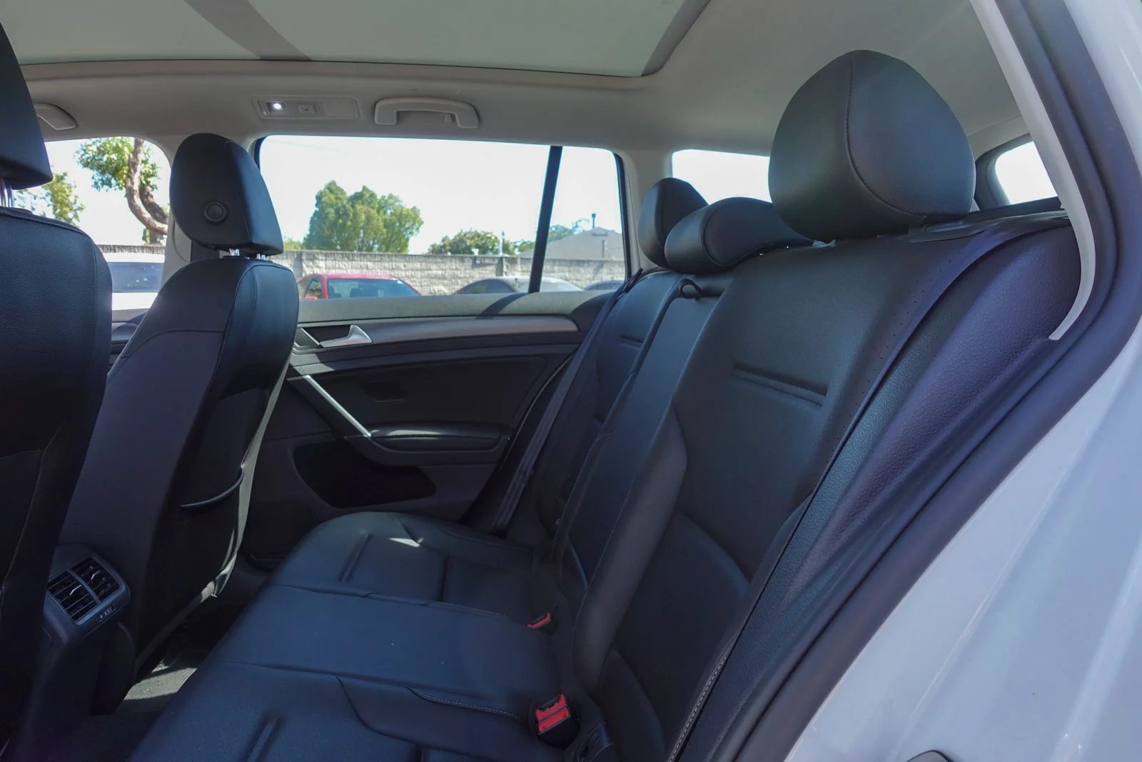 Used 2019 Pure White Volkswagen SE image 12