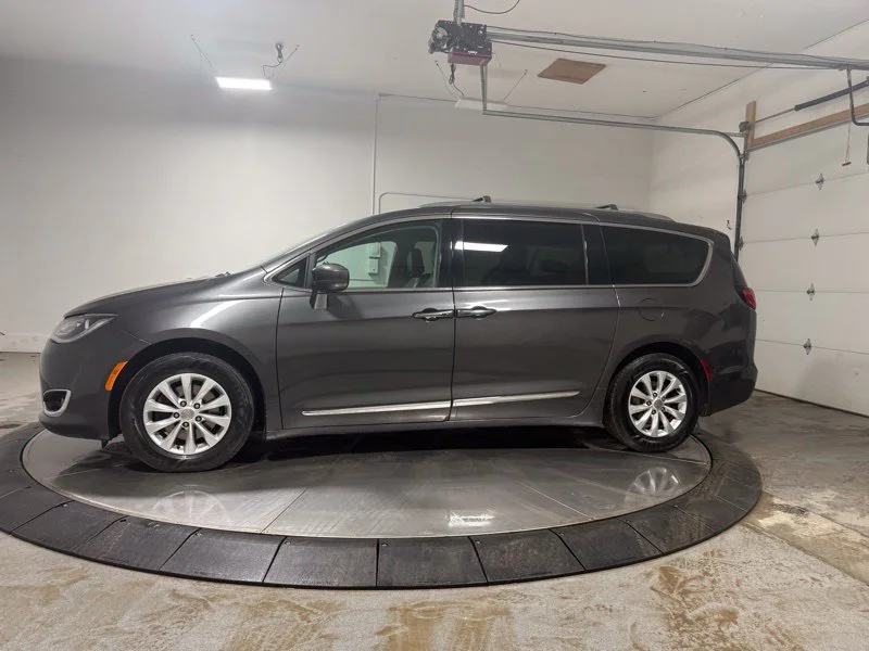 Used 2018 Gray Chrysler Touring L image 4
