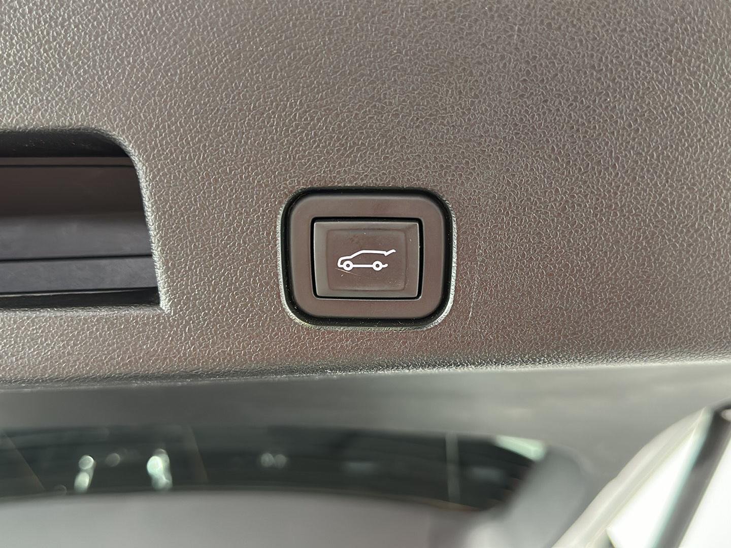 Used 2024 Summit White Chevrolet AWD Z71 image 12