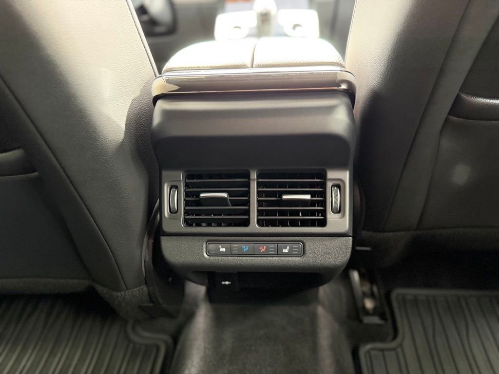 Used 2023  Land Rover R-Dynamic SE image 12