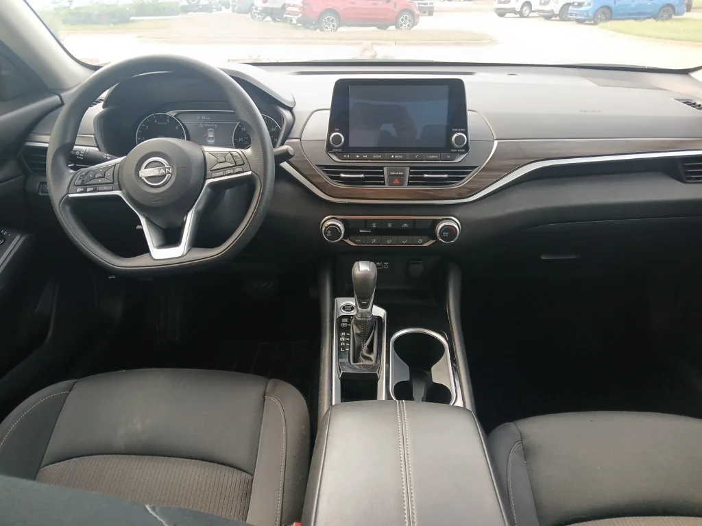 Used 2024 Super Black Nissan 2.5 SV image 2