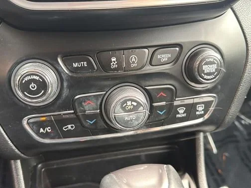Used 2019 White Jeep Limited image 17