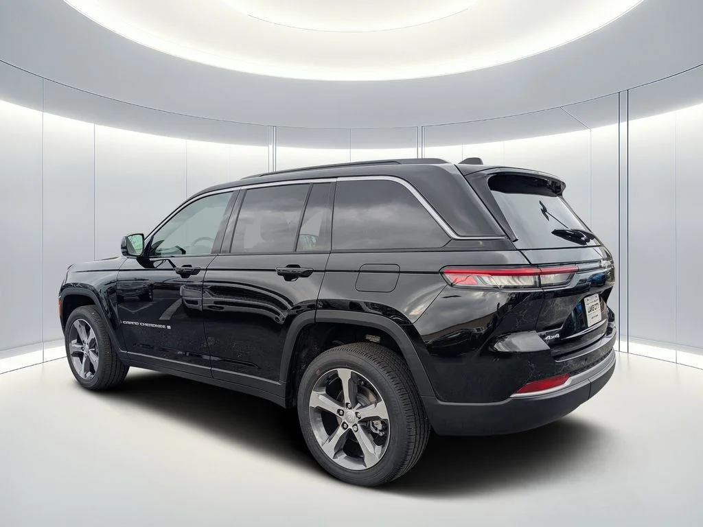 New 2026 Diamond Black Crystal Pearl-Coat Exterior Paint Jeep Limited image 6