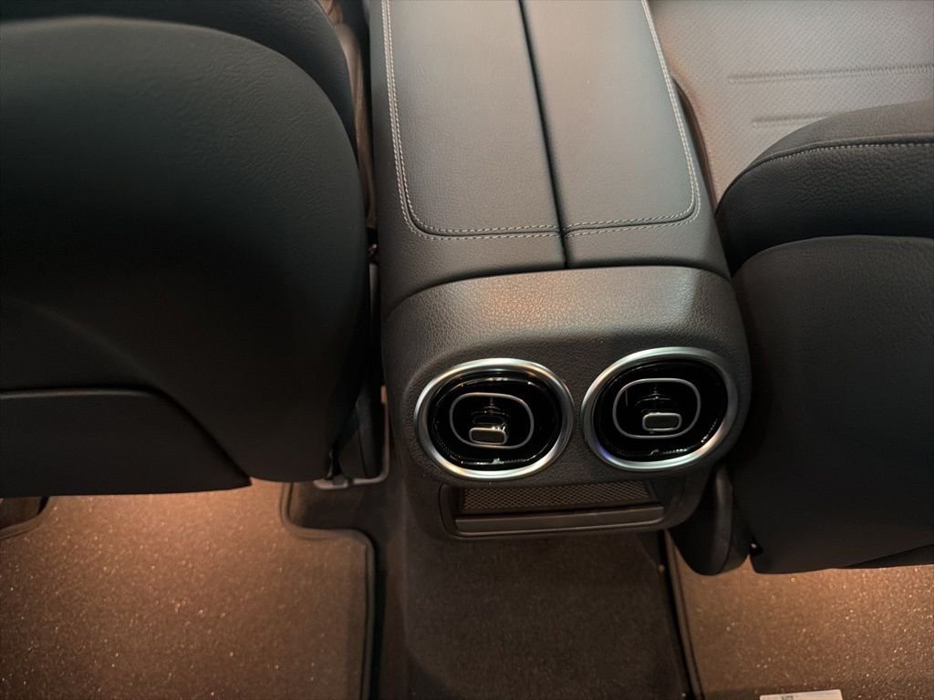 New 2026 Polar White Mercedes-Benz GLC 300 image 23