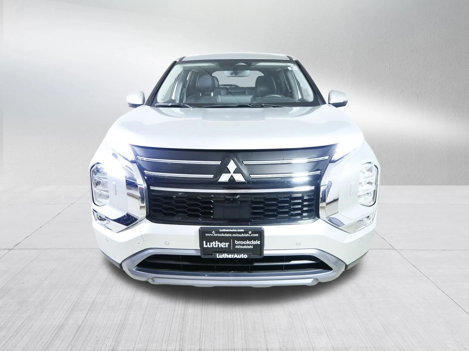 Used 2025 Mitsubishi Outlander SE with VIN JA4J4VA85SZ013538 for sale in Brooklyn Center, Minnesota