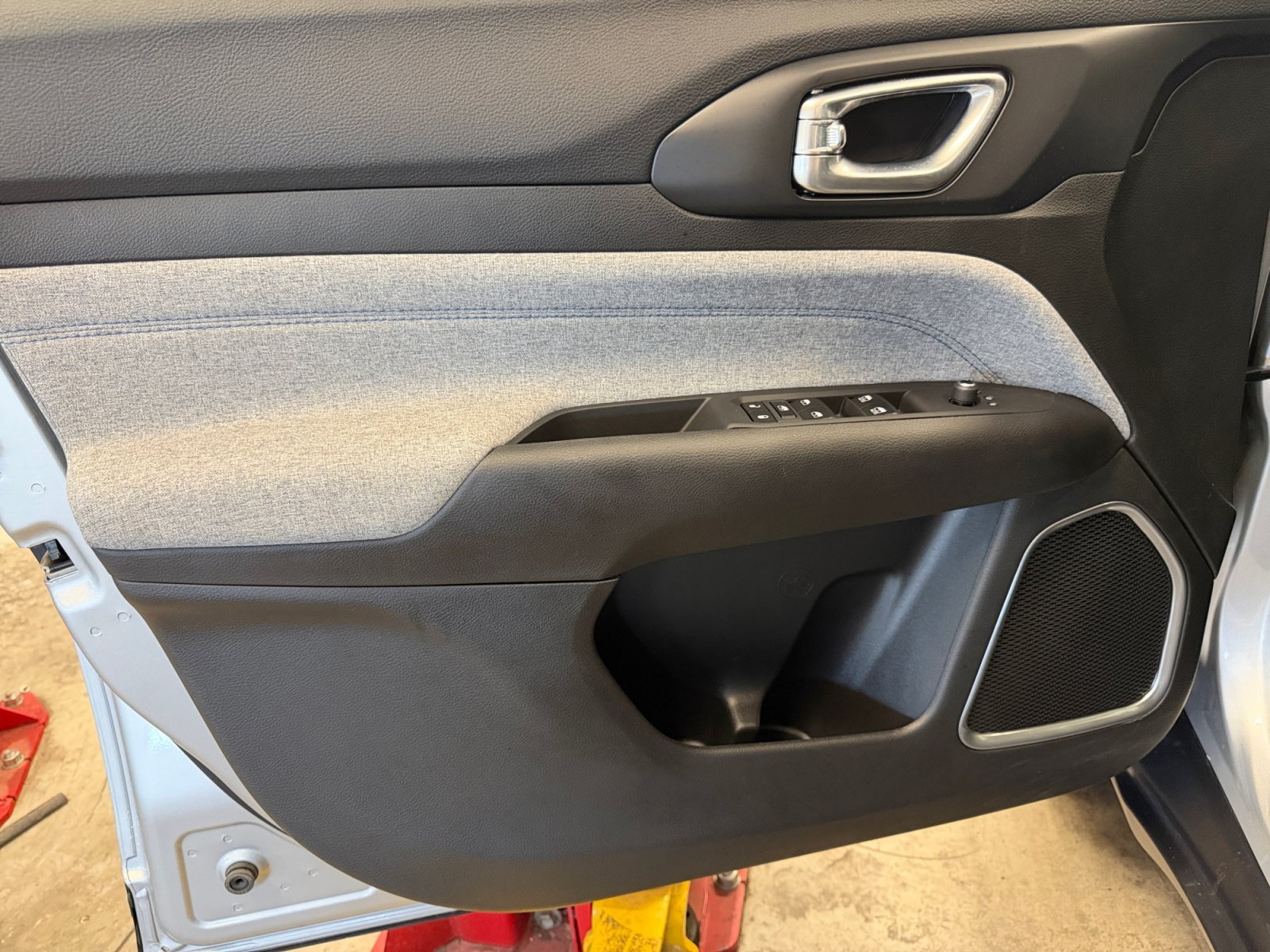 Used 2025 Silver Zynith Metallic Clearcoat Jeep Latitude image 27
