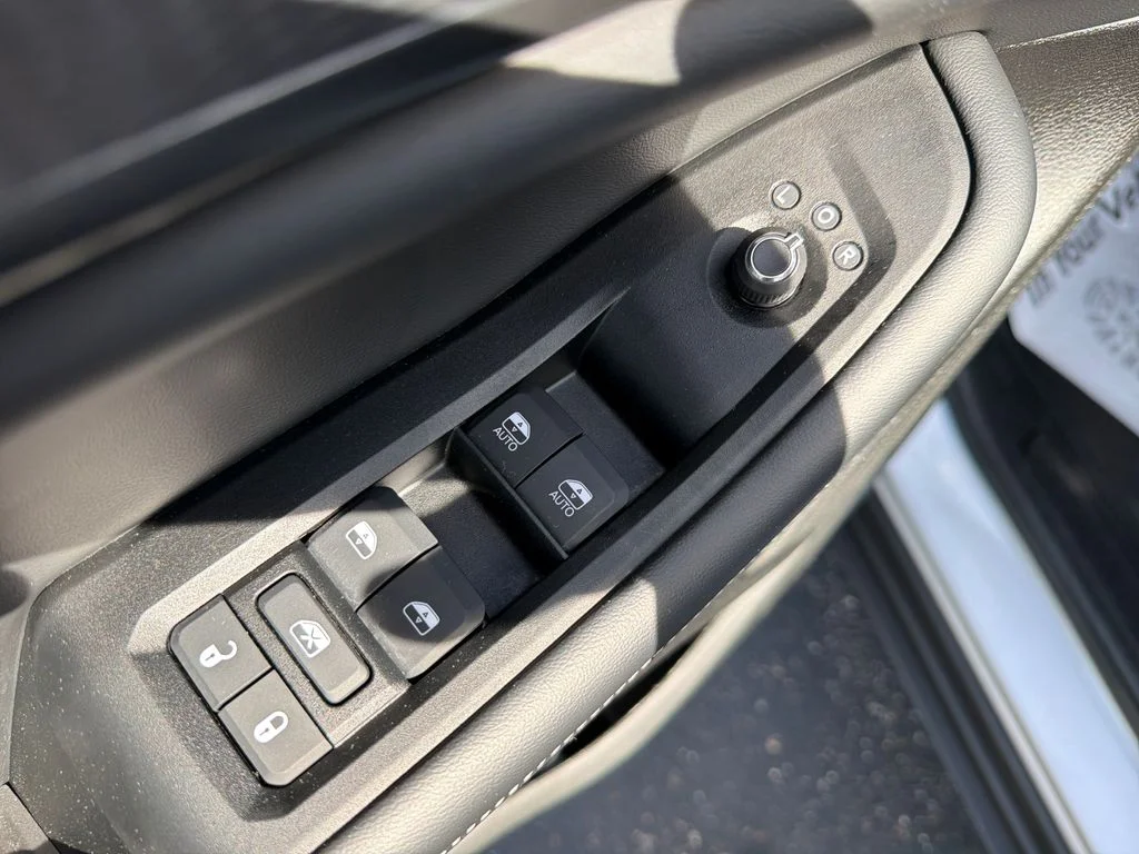 Used 2025 Silver Jeep Altitude image 11