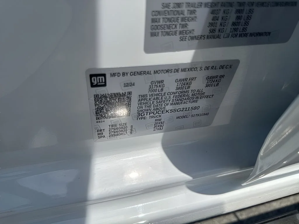 Used 2025 White GMC Elevation image 39