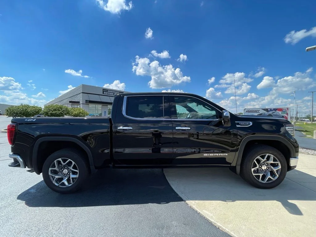 Used 2025 Onyx Black GMC SLT image 8