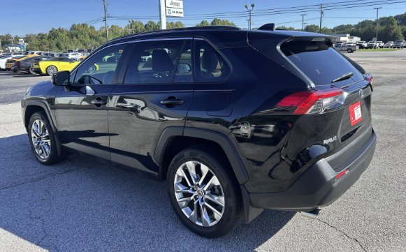 Used 2020 Midnight Black Metallic Toyota XLE Premium image 8