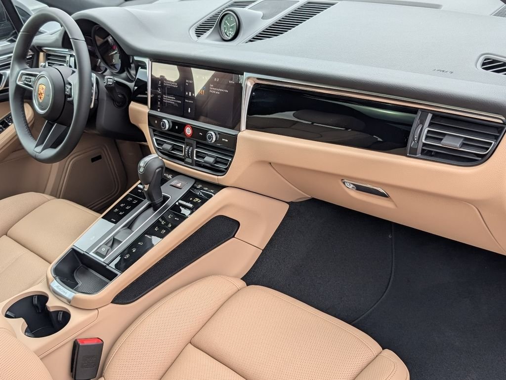 2026 Porsche Macan T - Photo 13