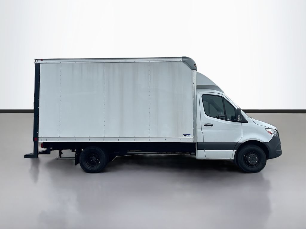 Used 2024  Mercedes-Benz DRY BOX TRUCK image 2