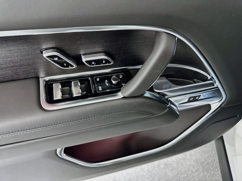 New 2027 Fuji White Land Rover SE image 18
