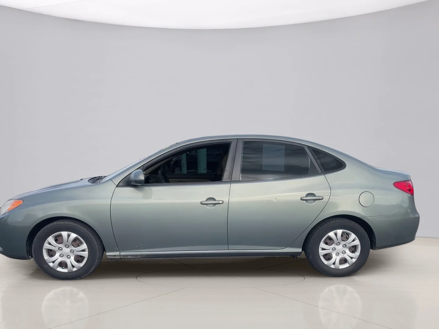 Used 2010 Gray Hyundai GLS image 2