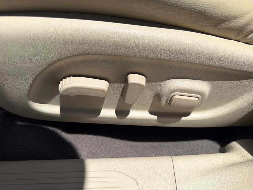 Used 2018 Pearl White Nissan SL image 20