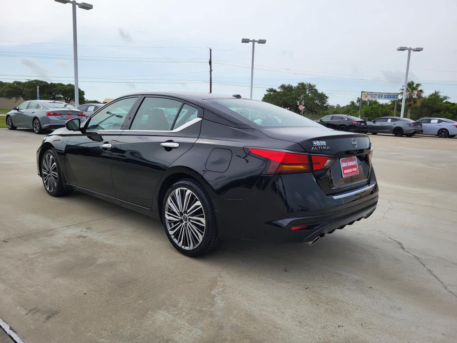 Used 2023 Super Black Nissan 2.5 SL image 3