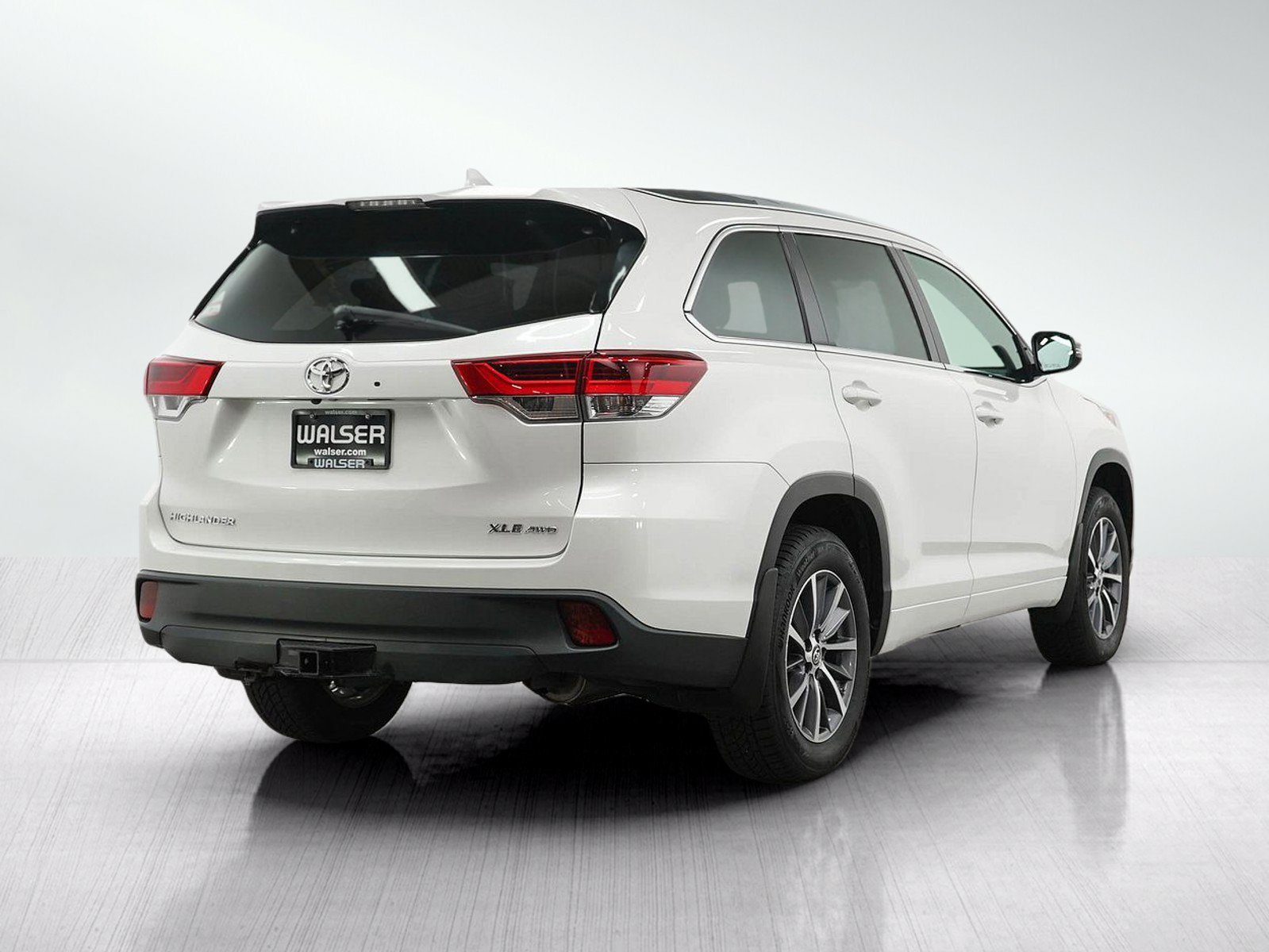 Used 2018 Blizzard Pearl Toyota Xle image 6