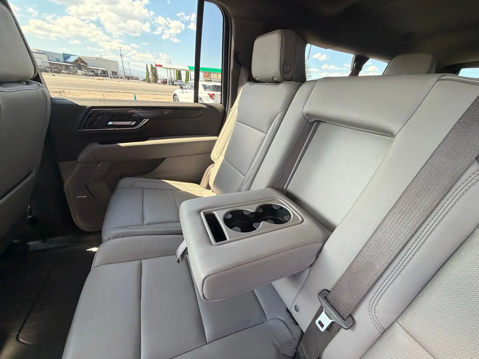 Used 2025 White GMC Elevation image 25