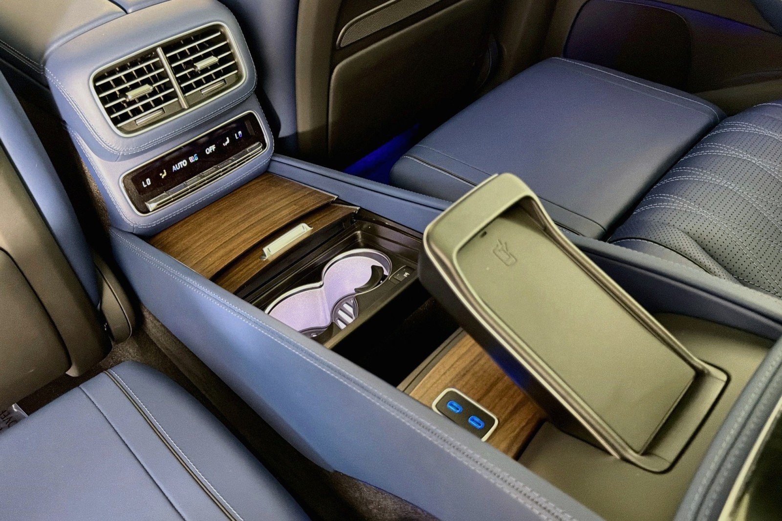 New 2026 MANUFAKTUR Cote d Azur Light Blue Metallic Mercedes-Benz Maybach GLS 600 4MATIC® SUV image 8