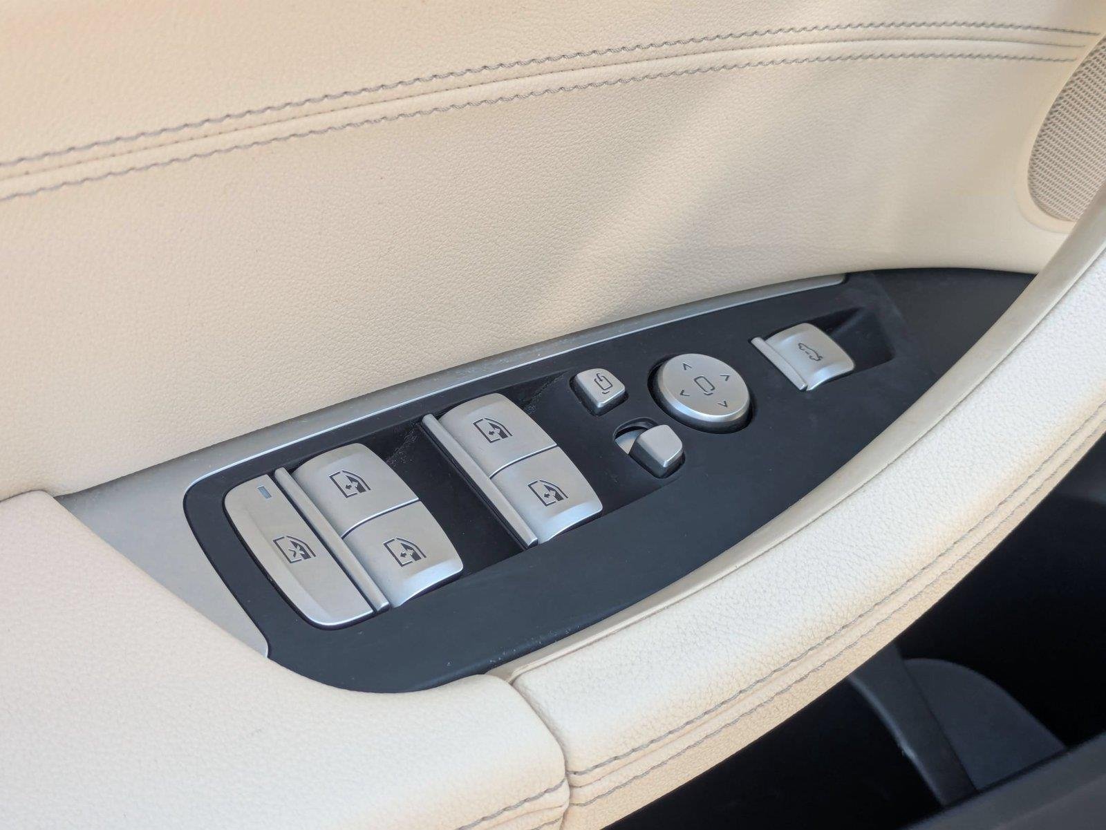 Used 2020 Alpine White BMW sDrive30i image 11