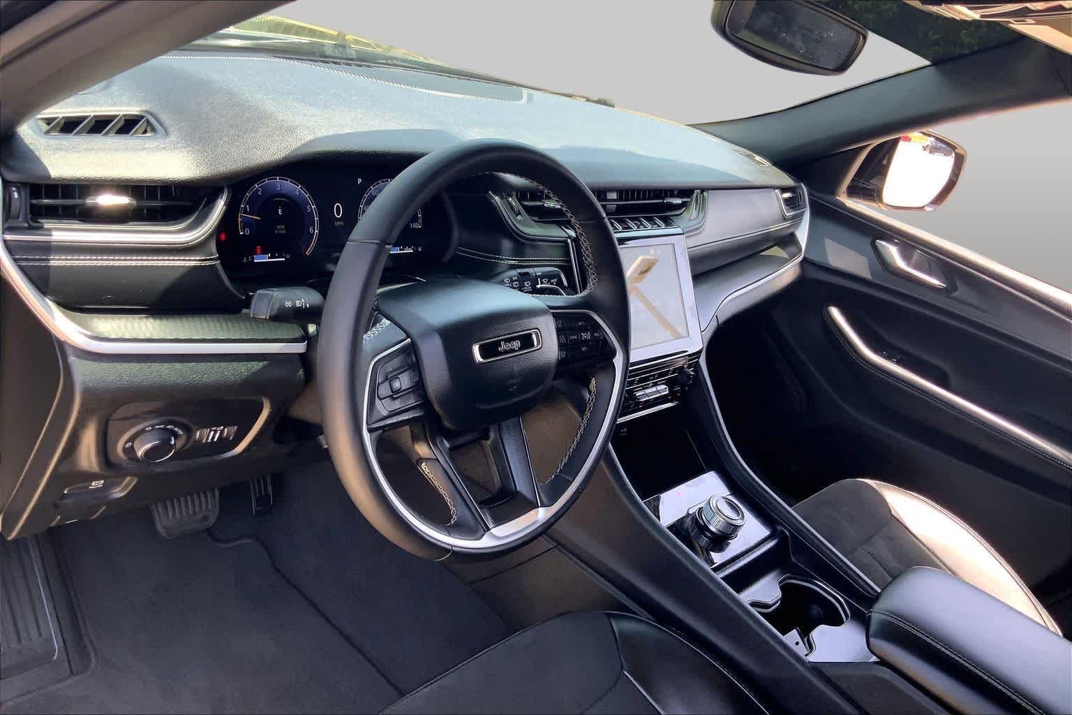 Used 2024 Diamond Black Crystal Pearlcoat Jeep Altitude X image 18