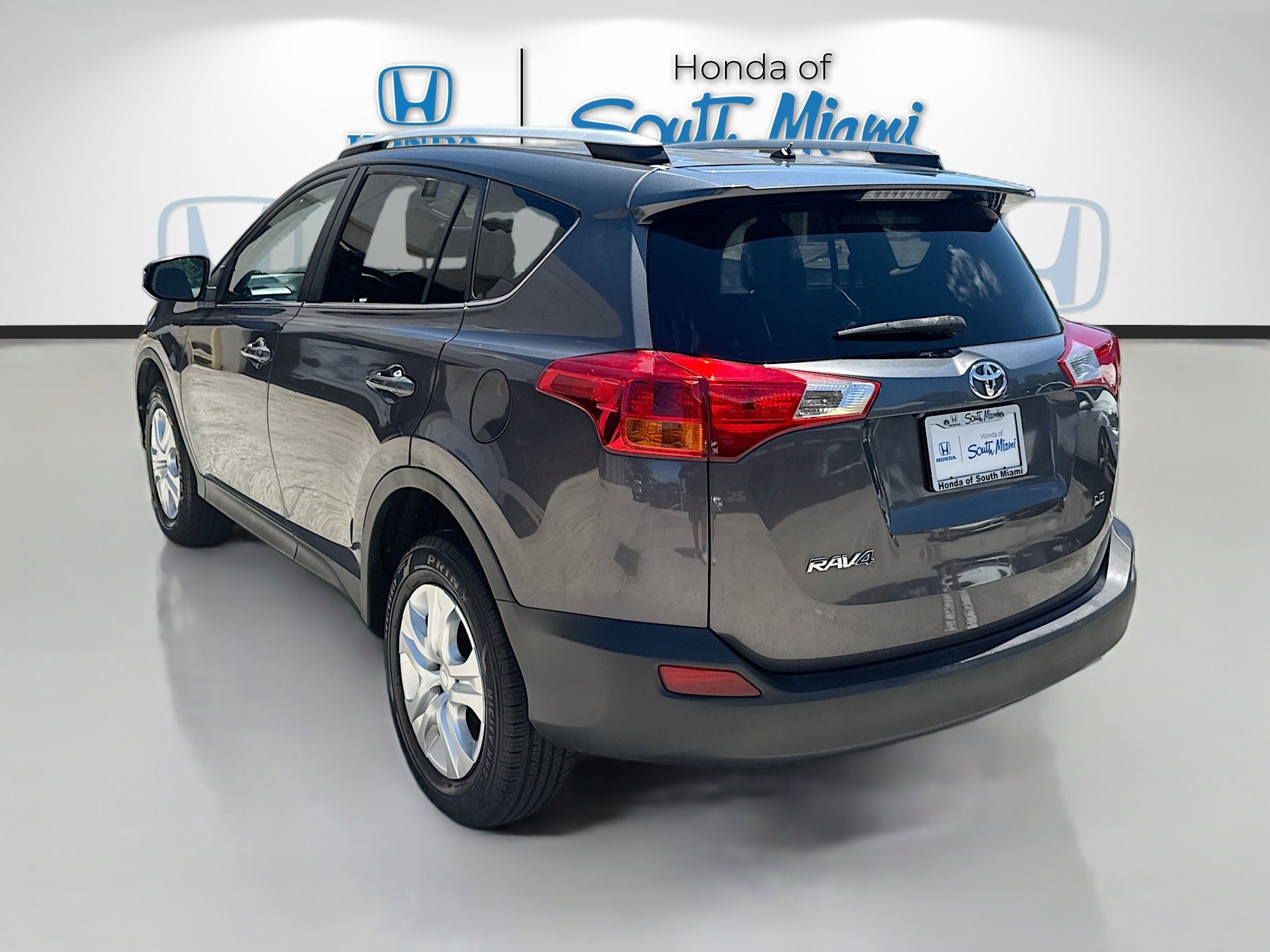 Used 2015 Magnetic Gray Metallic Toyota LE image 5