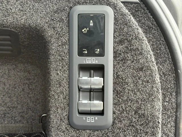 Used 2025 White Land Rover SE image 22