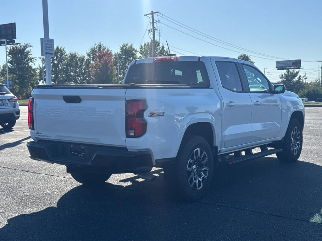 Used 2025 White Chevrolet Z71 image 3