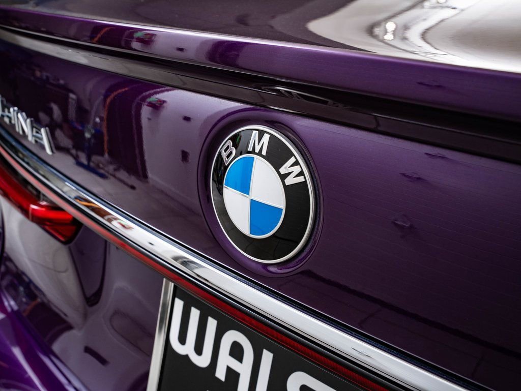 Used 2022 Twilight Purple Metallic BMW ALPINA B7 xDrive image 18