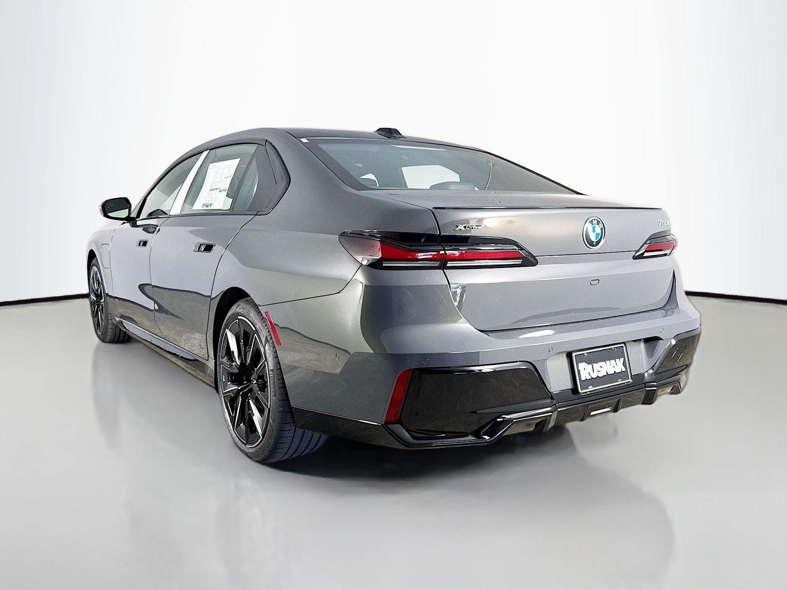 New 2026 Dravit Grey Metallic BMW 750e xDrive image 5