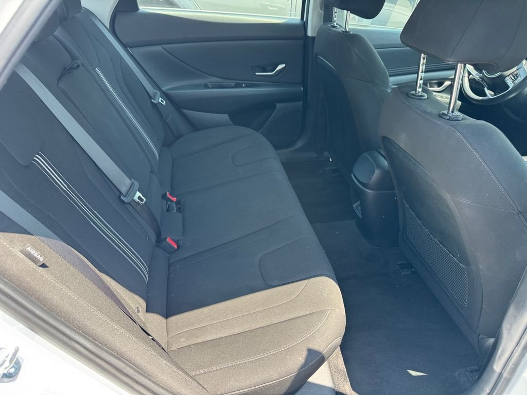 Used 2025 White Hyundai SEL Convenience image 17