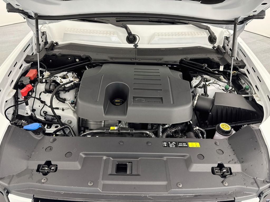 New 2026 Fuji White Land Rover X-Dynamic SE image 32