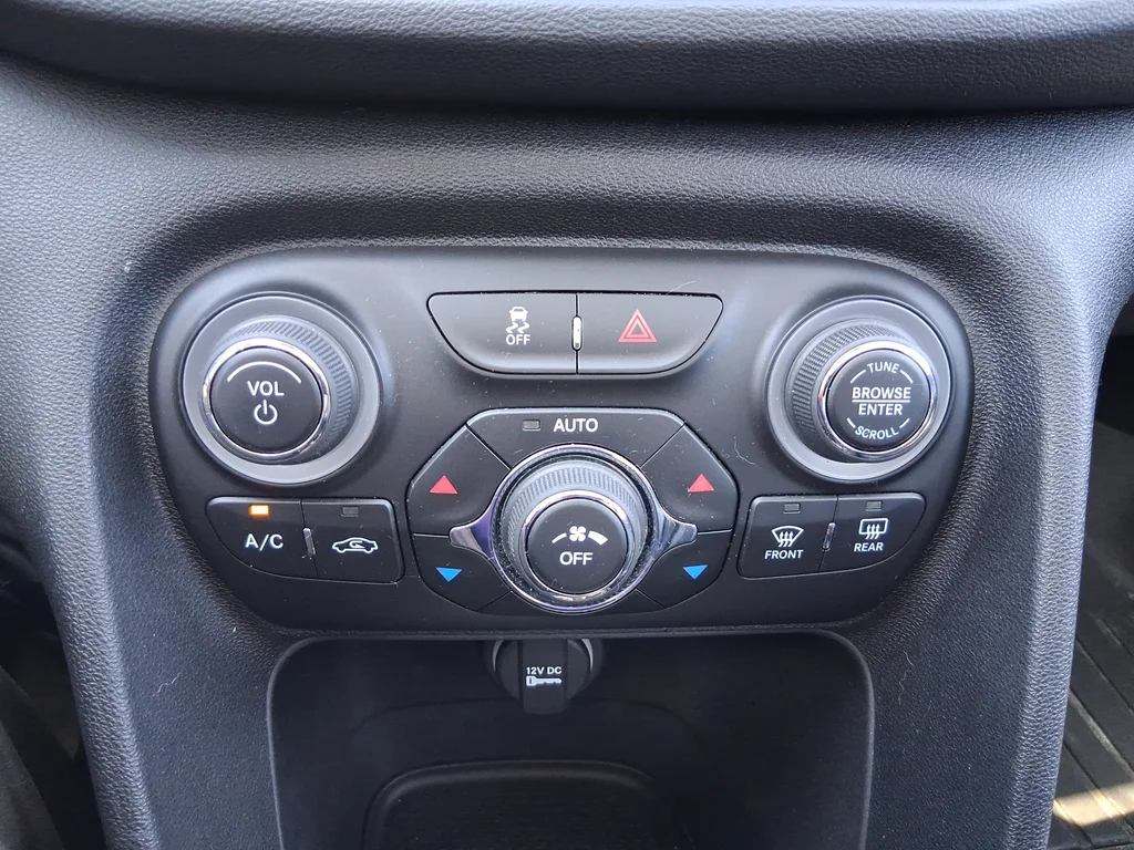 Used 2014 Blue Dodge Limited image 21