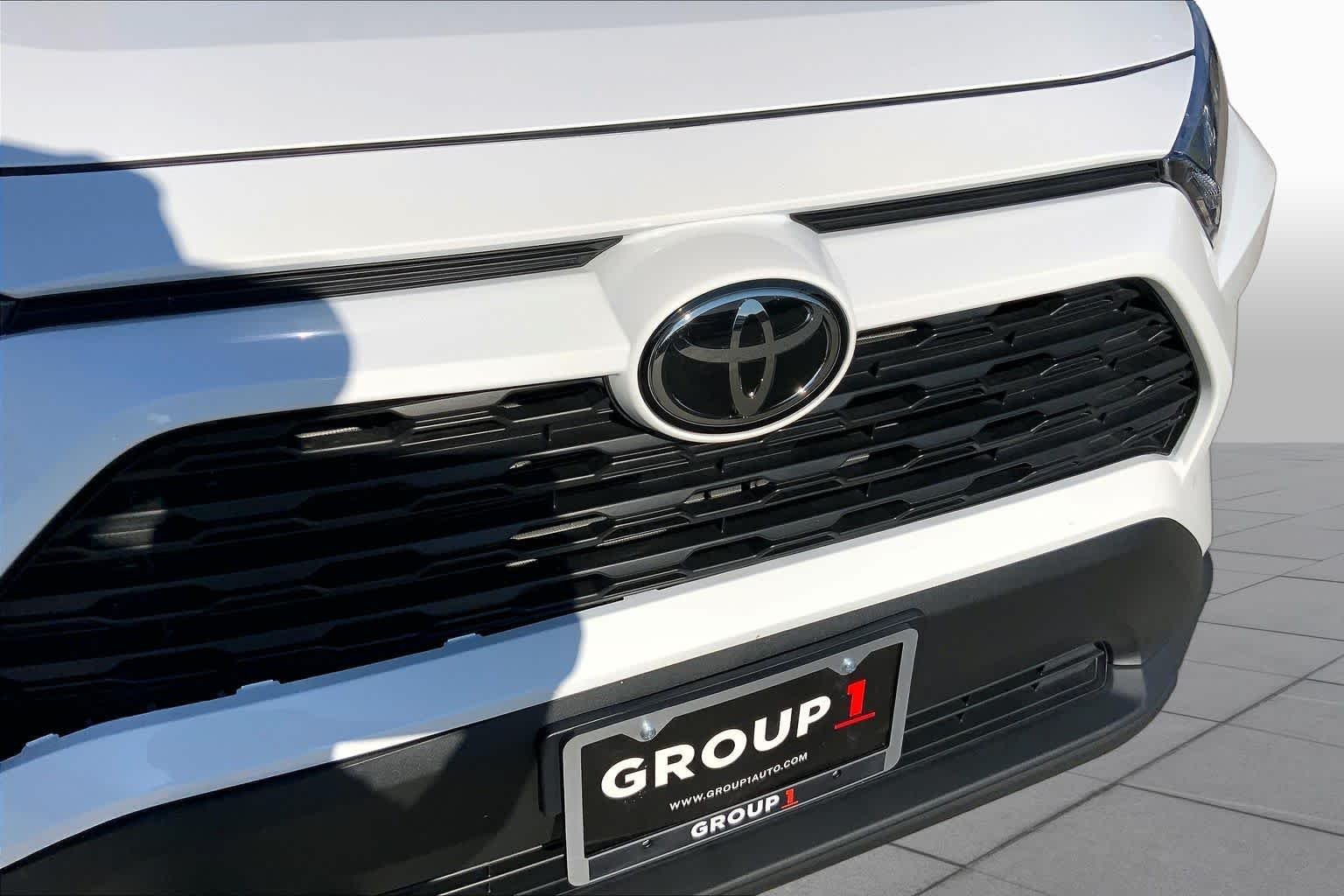 Used 2025 Ice Cap Toyota Hybrid XLE image 27