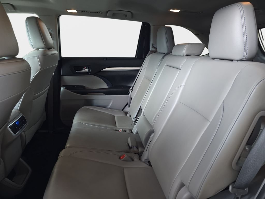 Used 2019 White Toyota XLE image 17