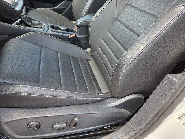 Used 2024 Opal White Pearl Volkswagen SE image 10