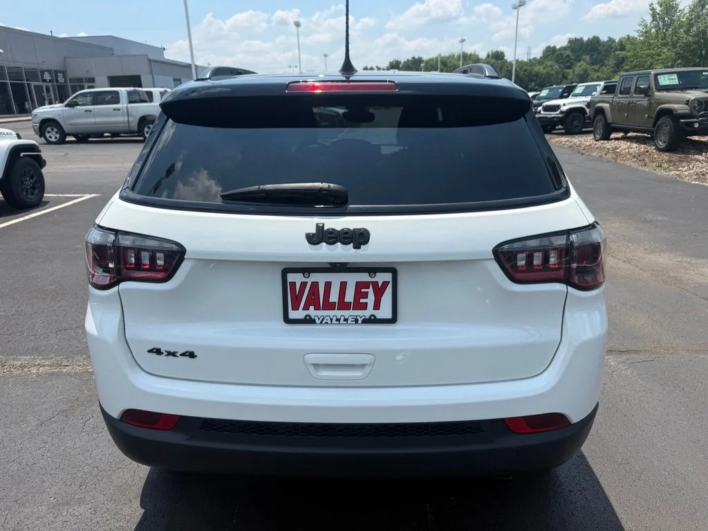 Used 2022 White Jeep Latitude image 5