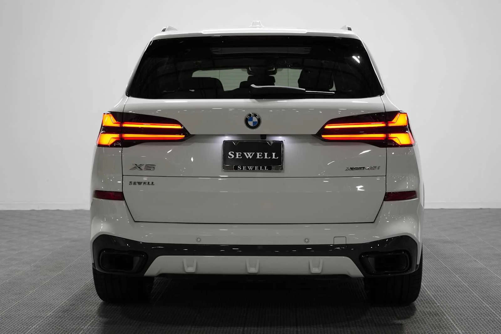Certified Used 2024 Alpine White BMW xDrive40i image 5