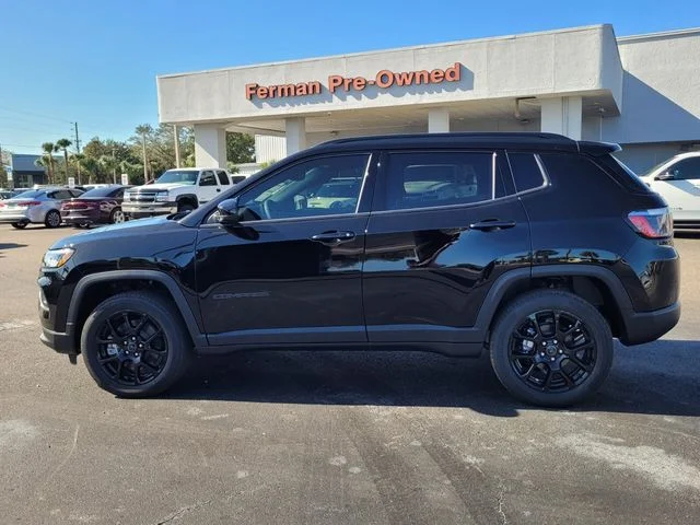 New 2026 Diamond Black Crystal Pearl-Coat Exterior Paint Jeep Latitude image 4