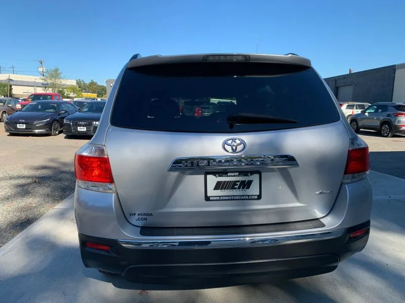 Used 2011 Silver Toyota Sport Utility 4D image 38