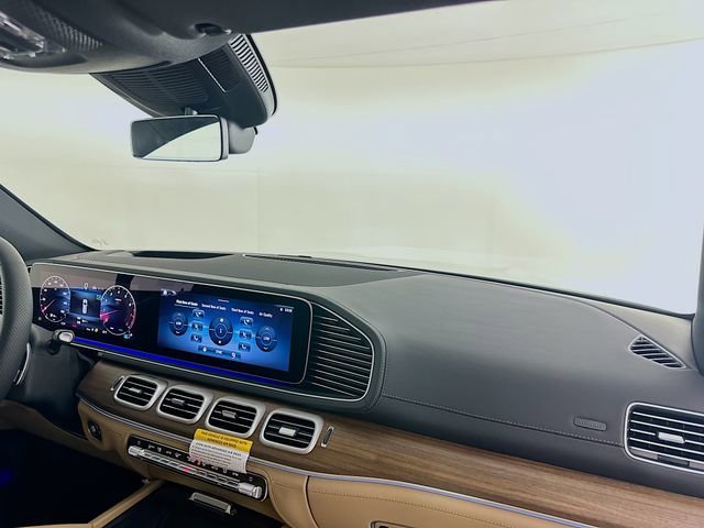 New 2026 MANUFAKTUR Moonlight White Metallic Mercedes-Benz GLS 580 image 62