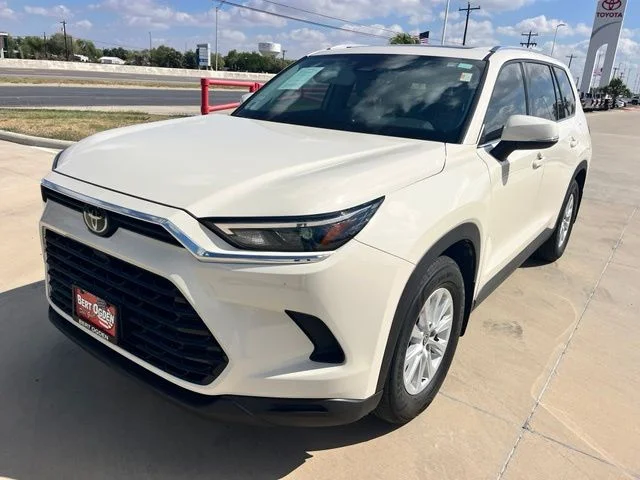 Used 2024 White Toyota XLE image 3
