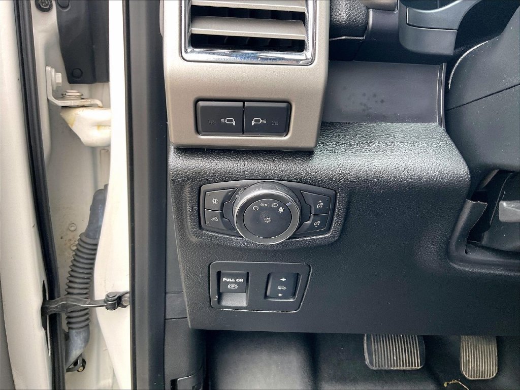 Used 2016 White Platinum Clearcoat Metallic Ford Lariat image 25