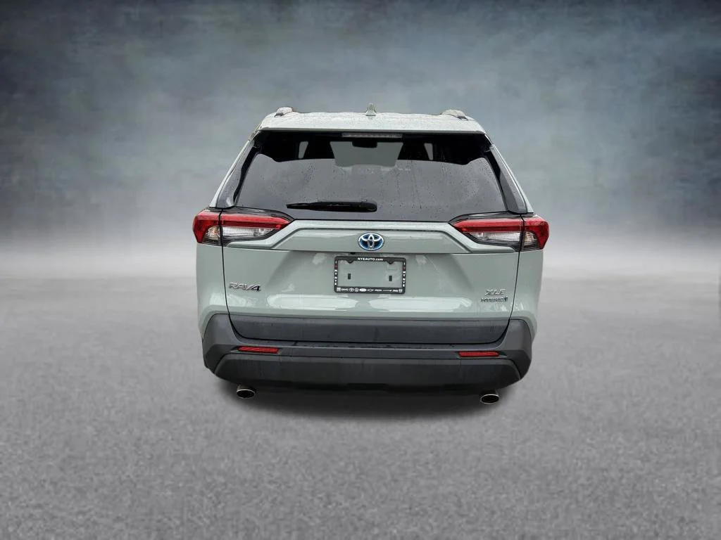 Used 2021  Toyota XLE image 4