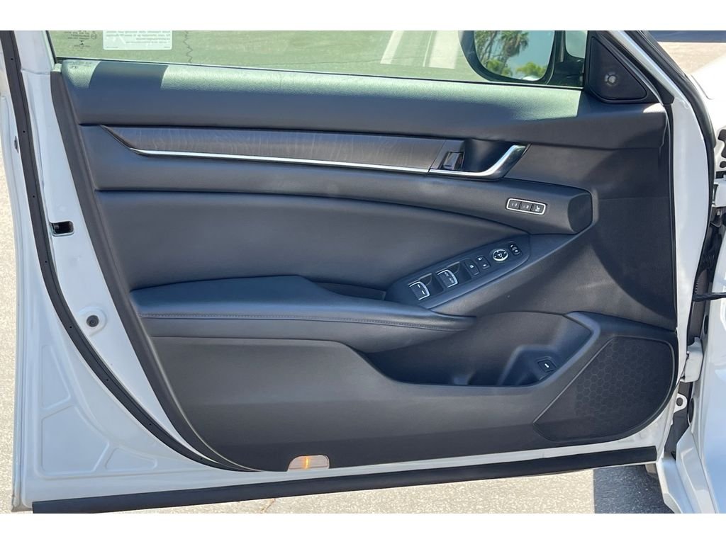 Used 2018 Platinum White Pearl Honda Touring 1.5T image 11