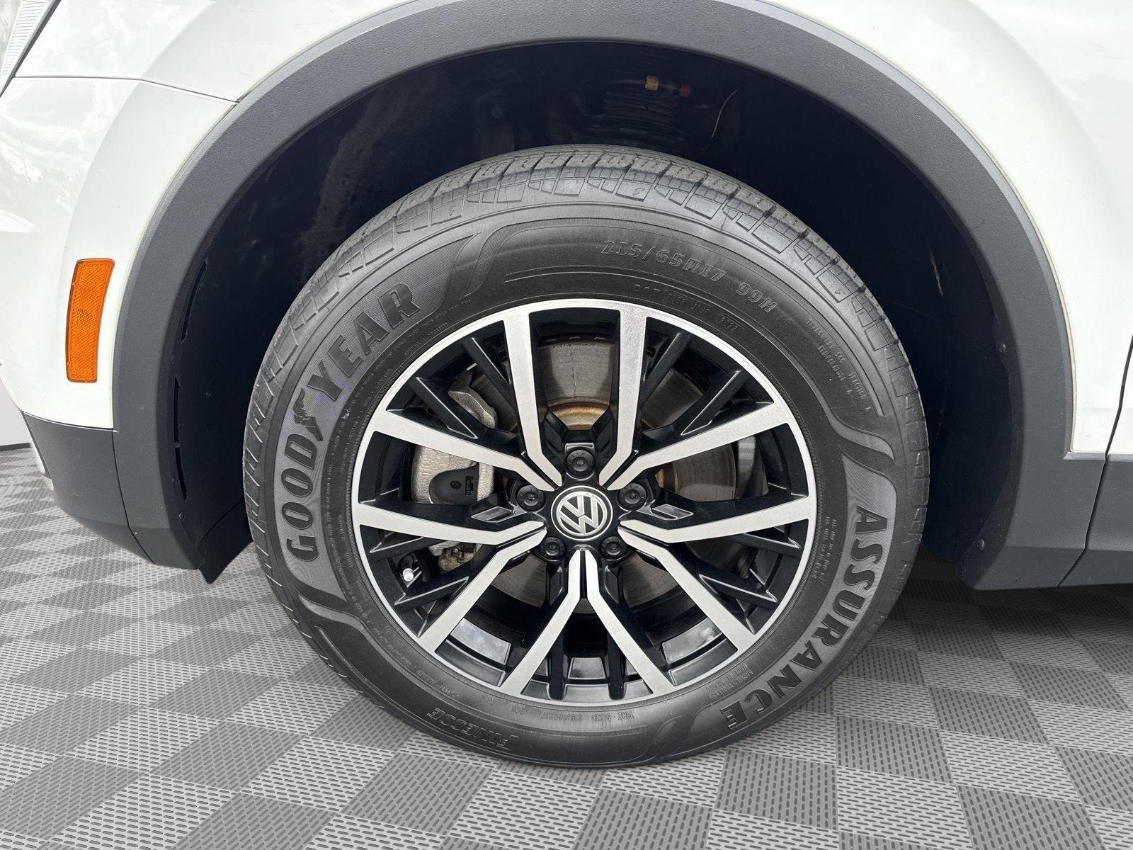 Used 2021 Pure White Volkswagen SE image 18