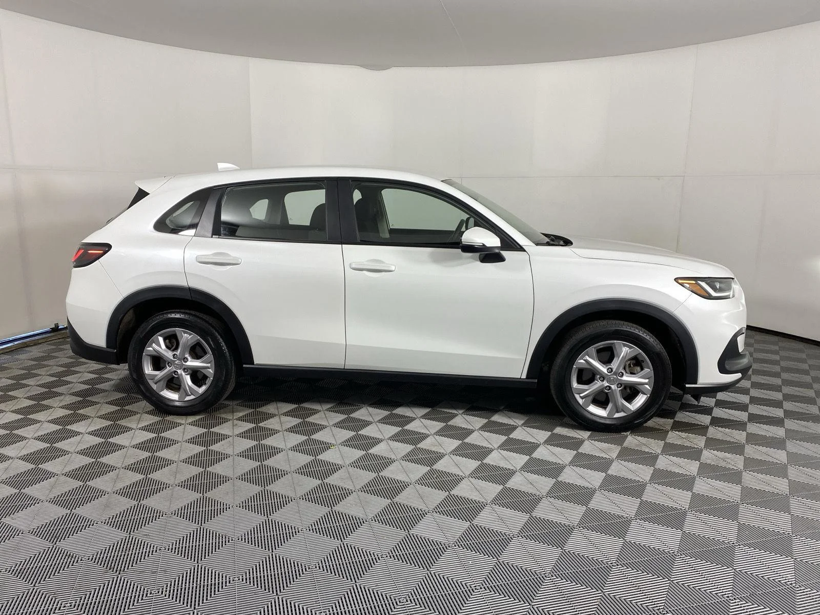 Used 2023 Platinum White Pearl Honda LX image 9