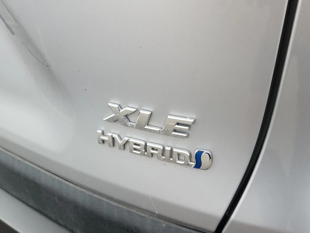 Used 2021 Silver Toyota XLE image 13