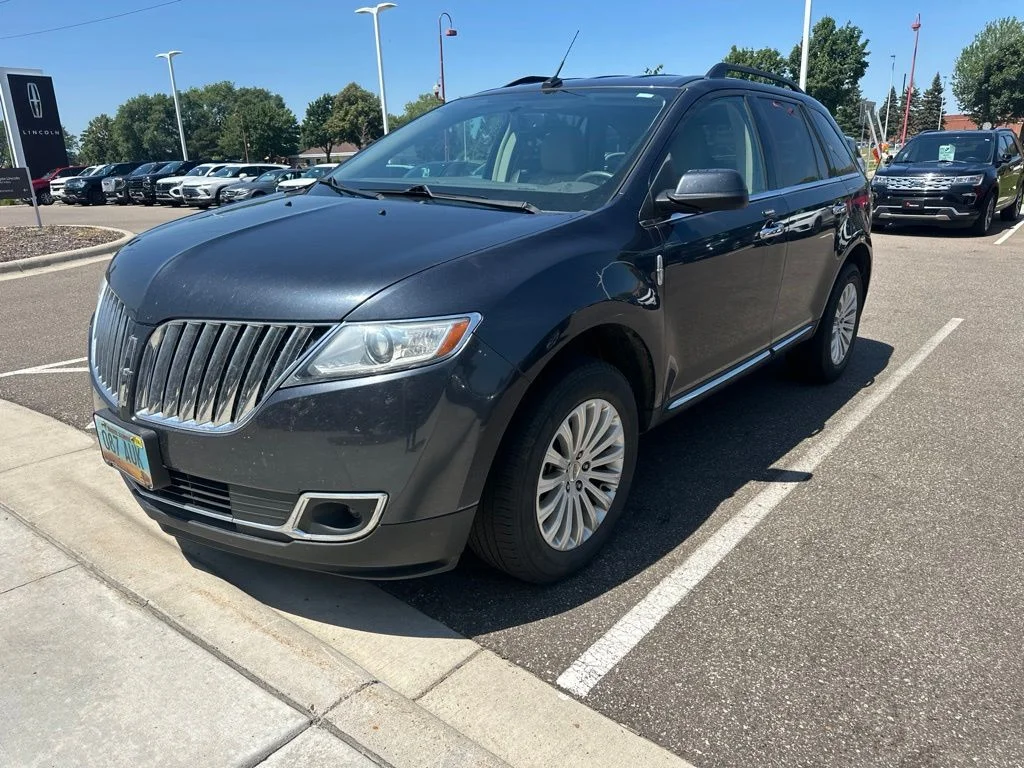 Used 2014 Gray Lincoln Base image 2