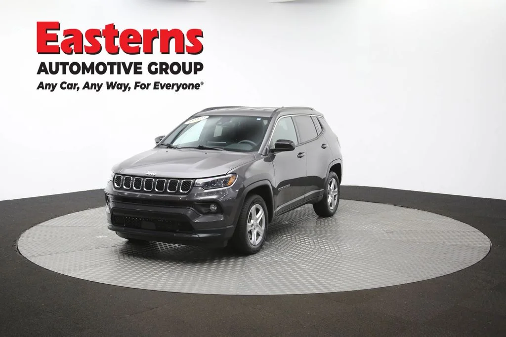 Used 2024  Jeep Latitude image 53